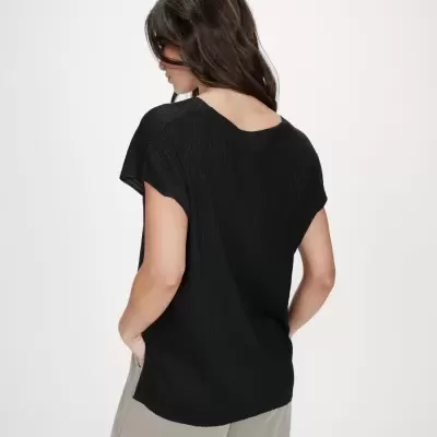 Blusa preta de malha canelada com mangas curtas vista de costas