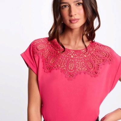 Blusa rosa com renda detalhada ao redor da gola e cinto preto com fivela
