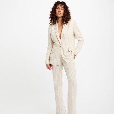 Conjunto de fato feminino bege claro com blazer e calças retas