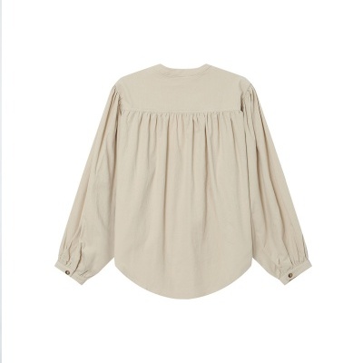 Camisa bege de manga comprida com franzidos nas costas