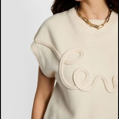 Camisola branca de malha com texto em relevo e colar dourado