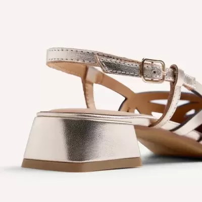 Sandália dourada metálica com salto quadrado abaulado e fita com fivela