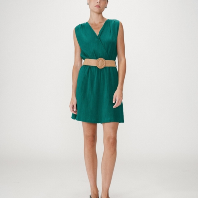 Vestido verde sem mangas com cinto bege e sandálias pretas