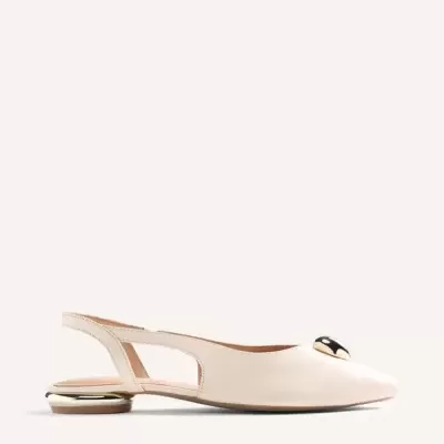 sapatilha feminina bege com detalhe metálico no salto e na parte superior