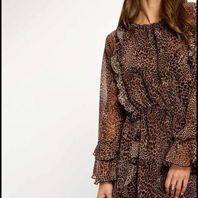 Vestido feminino animal print castanho com folhos