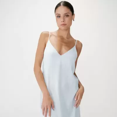Vestido feminino de alças finas branco com decote em V