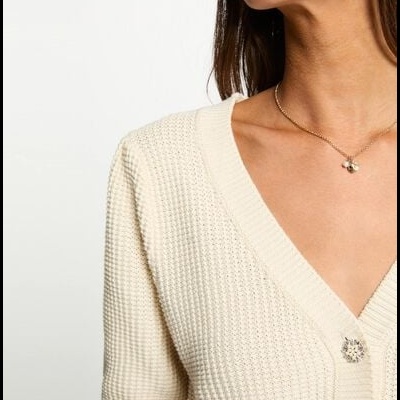 Cardigan creme de malha com botões redondos e gola em V