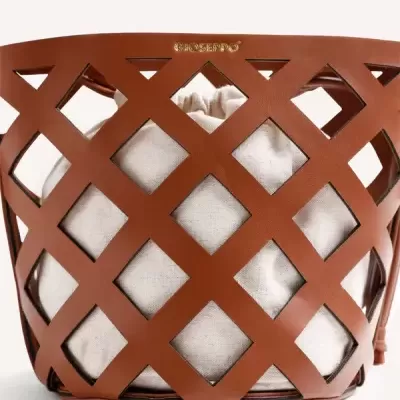 Mala cesto castanho com saco interior de tecido cru