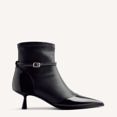 Bota preta de salto fino com mistura de materiais mate e verniz