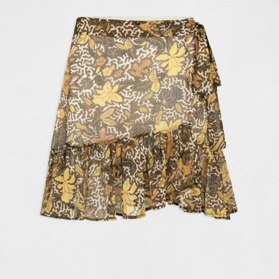 Saia floral com amarração lateral e bainha franzida sobre fundo branco