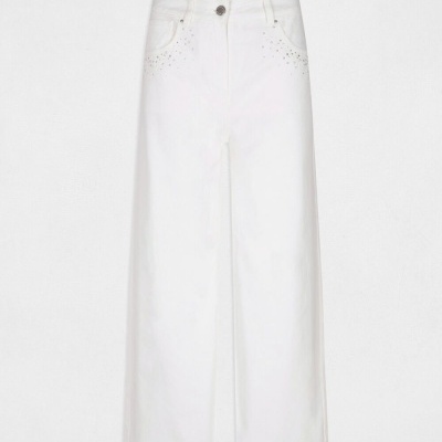 Calças brancas de tecido com corte largo e detalhes brilhantes nos bolsos