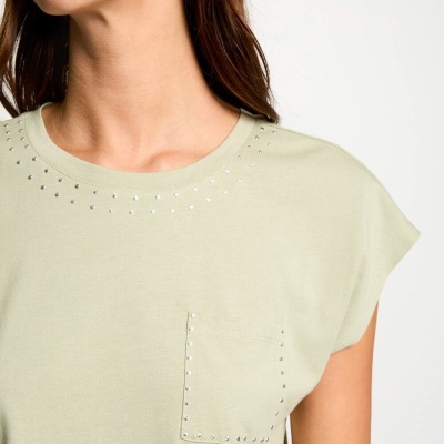 T-shirt feminina verde claro com bolso e detalhes metálicos no decote.