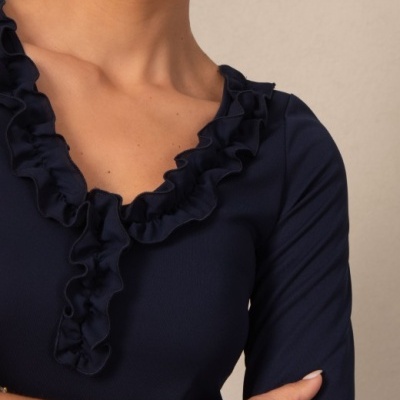 Top feminino azul escuro com folhos no decote V e manga comprida