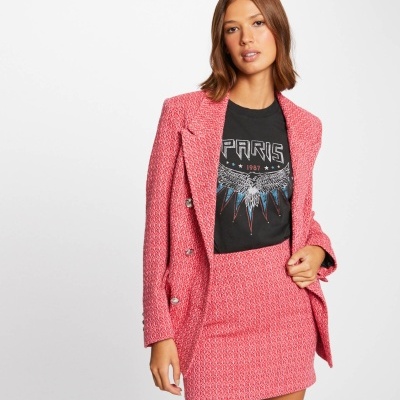 Conjunto blazer e saia rosa com t-shirt preta estampada