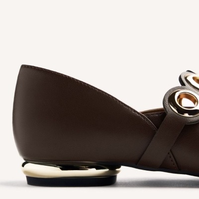 Sapato de senhora em pele marrom com salto baixo metálico dourado