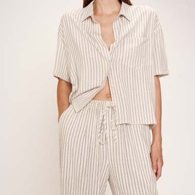 Conjunto feminino riscas creme e bege com camisa e calças largas