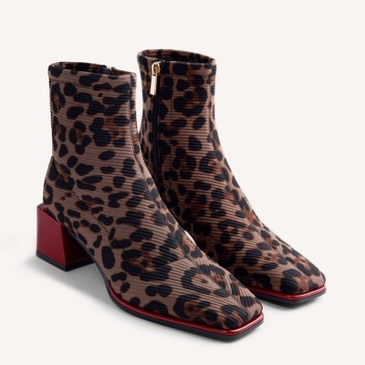 Botins animal print castanhos e pretos com salto vermelho