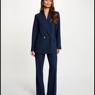 Fato feminino azul escuro com padrão risca de giz e botões dourados