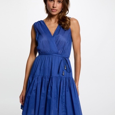 Vestido azul cobalto sem mangas com decote em V e saia rodada