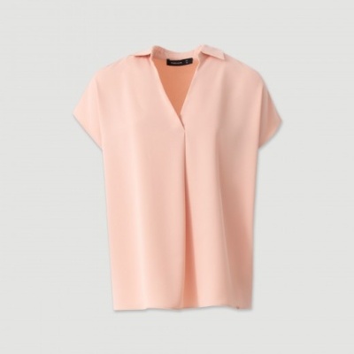 Blusa feminina cor de rosa claro com manga curta e gola em bico