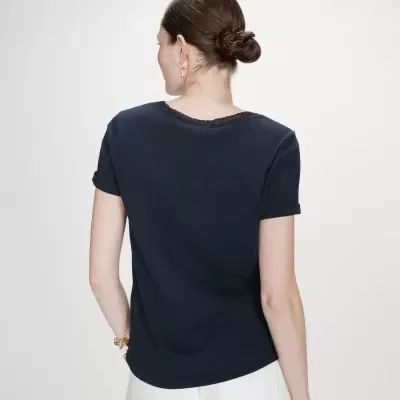 T-shirt azul escuro de mulher com renda na gola vista de costas
