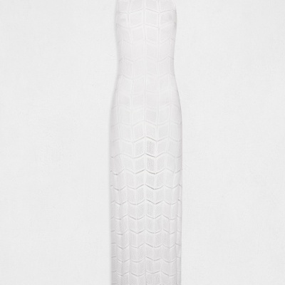 Vestido comprido branco com padrão geométrico em relevo