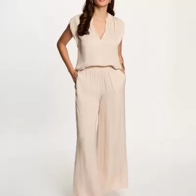 Conjunto feminino bege com blusa sem mangas e calças largas