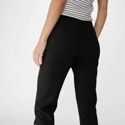 Calças pretas femininas compridas até ao meio da perna.