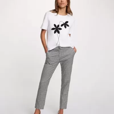 Conjunto feminino com t-shirt branca estampada e calças xadrez em preto e branco