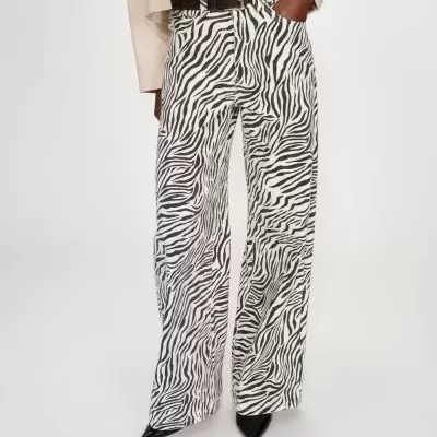 Calças zebras preto e branco com cinto preto e sapatos pretos