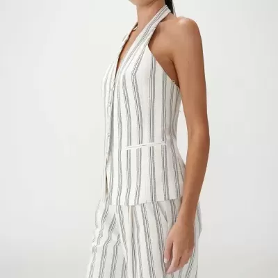 Conjunto feminino com top halter e calções listrados em fundo branco