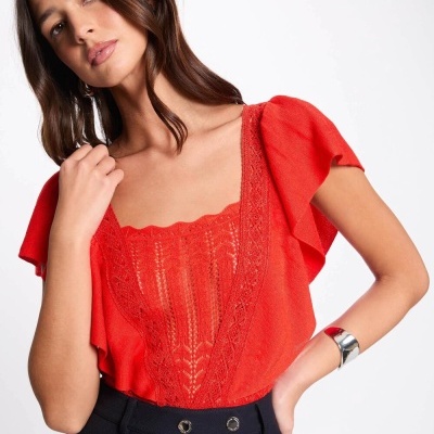 Blusa vermelha feminina com detalhe em renda frontal e mangas curtas