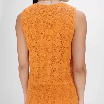 Top ou vestido laranja de crochê com padrão circular visto por trás