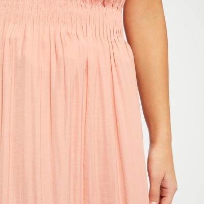 Vestido cor de rosa com parte superior floral e pérola, cintura franzida e saia plissada