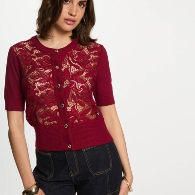 Cardigan vinho com renda floral, botões pretos, mangas curtas e calções de ganga
