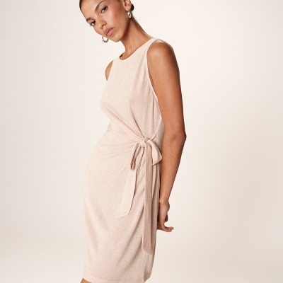 Vestido feminino rosa claro sem mangas com laço lateral