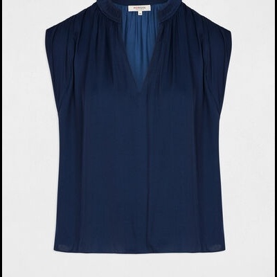 Blusa azul escura sem mangas com gola redonda e decote em V