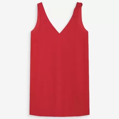 Vestido curto vermelho com nó na alça sobre fundo branco