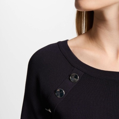 Camisola preta com botões decorativos no ombro