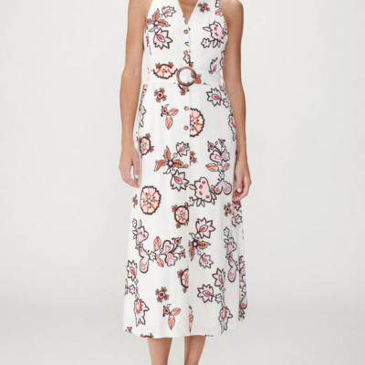 Vestido comprido branco estampado com flores vermelhas e rosas, botões frontais e cinto com fivela, usado por mulher.