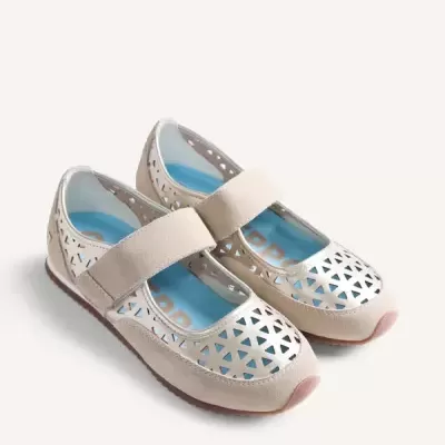 Sapatos Mary Jane bege com padrão triangulado, interior azul e fecho velcro