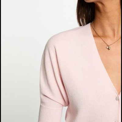 Cardigã rosa claro de malha fina com botões pequenos