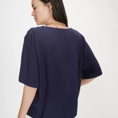 Blusa feminina azul escuro com manga curta larga vista por trás