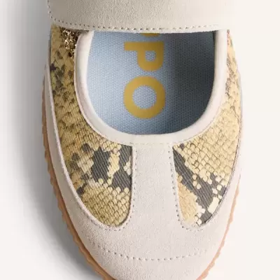 Sapato feminino bege com padrão de pele de cobra e tira de camurça
