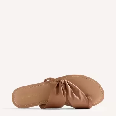 Chinelo feminino castanho claro com tecido franzido no tirante