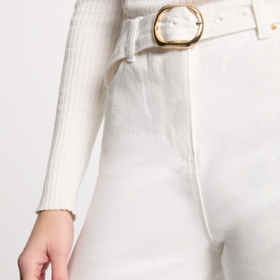 Vestido branco canelado com cinto branco e fivela dourada