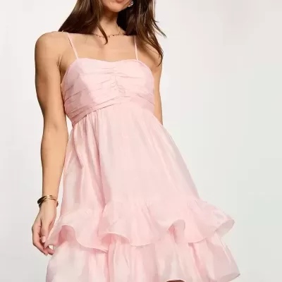 Vestido cor-de-rosa claro com alças finas e folhos