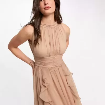 Vestido bege comprido com folhos, sem mangas, em tecido leve