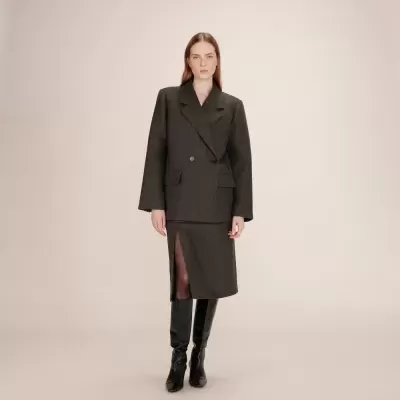 Conjunto feminino blazer e saia cinza escuro com botas pretas
