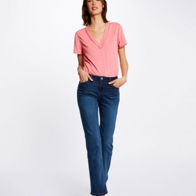 Mulher com t-shirt cor-de-rosa e calças de ganga azul escuro